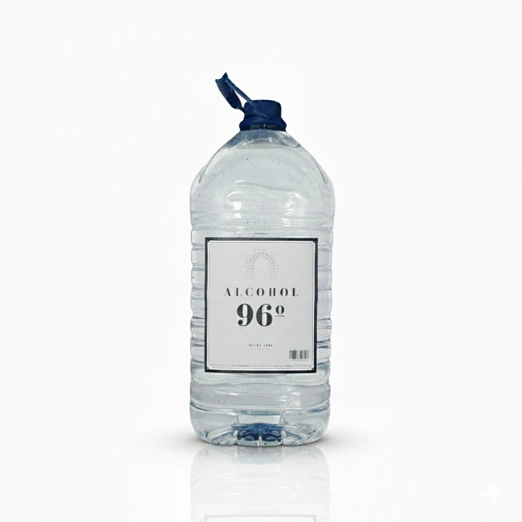 Botella de 5 litros de alcohol etílico alimentario Etilium para elaboración de licores caseros y limoncello, sobre fondo blanco.