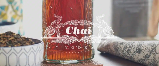 Especias tradicionales de té chai (clavo, cardamomo) macerando en alcohol puro de grado alimentario.