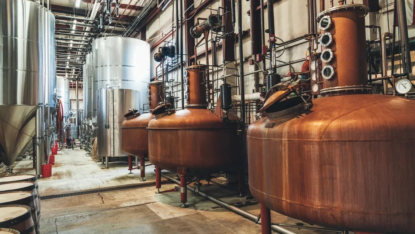Fondo de destilería artesanal con alambiques de cobre para la producción de alcohol etílico de 96 grados.