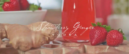 Frasco con fresas y jengibre macerando en alcohol de 96 grados para licor artesanal.