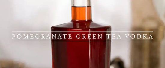 Botella de alcohol para licores y granada abierta lista para infusionar con té verde en alcohol puro.