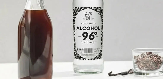 Preparación de licor de chocolate intenso con nibs de cacao macerados en alcohol neutro grado alimentario.