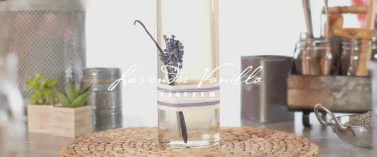 Botella de alcohol para licores y flores de lavanda con vainilla para una maceración artesanal aromática.