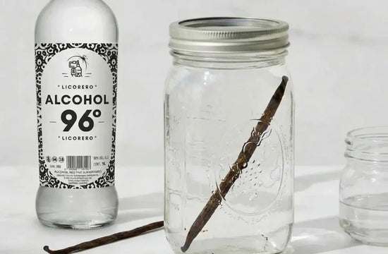 Botella de alcohol neutro LICORERO 96 con vainas de vainilla para elaborar vodka artesanal.