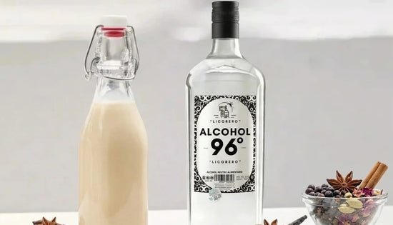 Botella de licor de crema suave tipo crema de orujo con canela y vainilla.