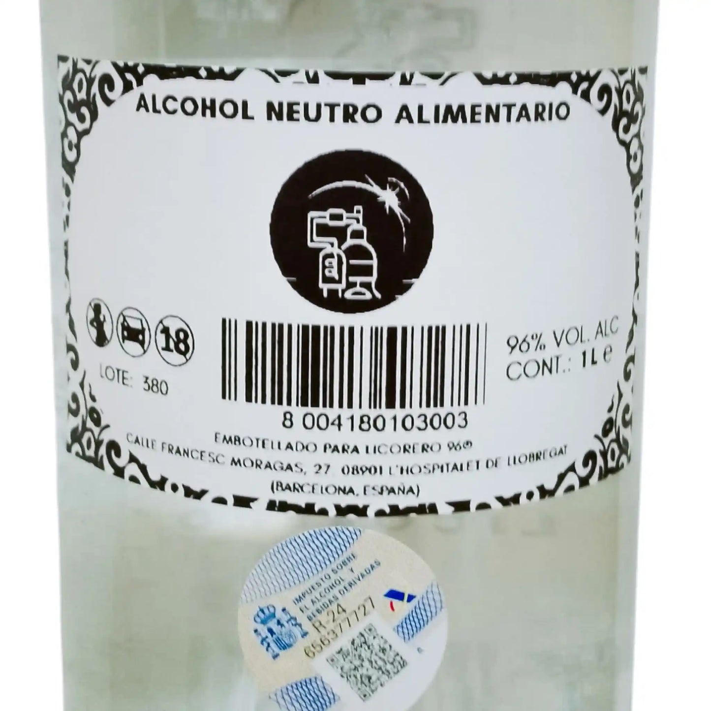 Detalle de etiqueta de alcohol neutro alimentario 96% vol con sello de impuesto sobre bebidas derivadas y lote de fabricación.