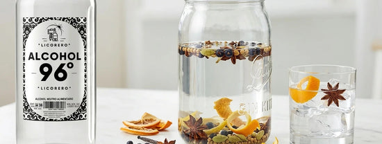 Kit de elaboración de ginebra artesanal con bayas de enebro, cardamomo y cítricos.